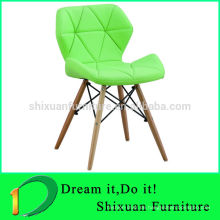 Moderner stapelbarer gepolsterter Stuhl aus Holzbeinen